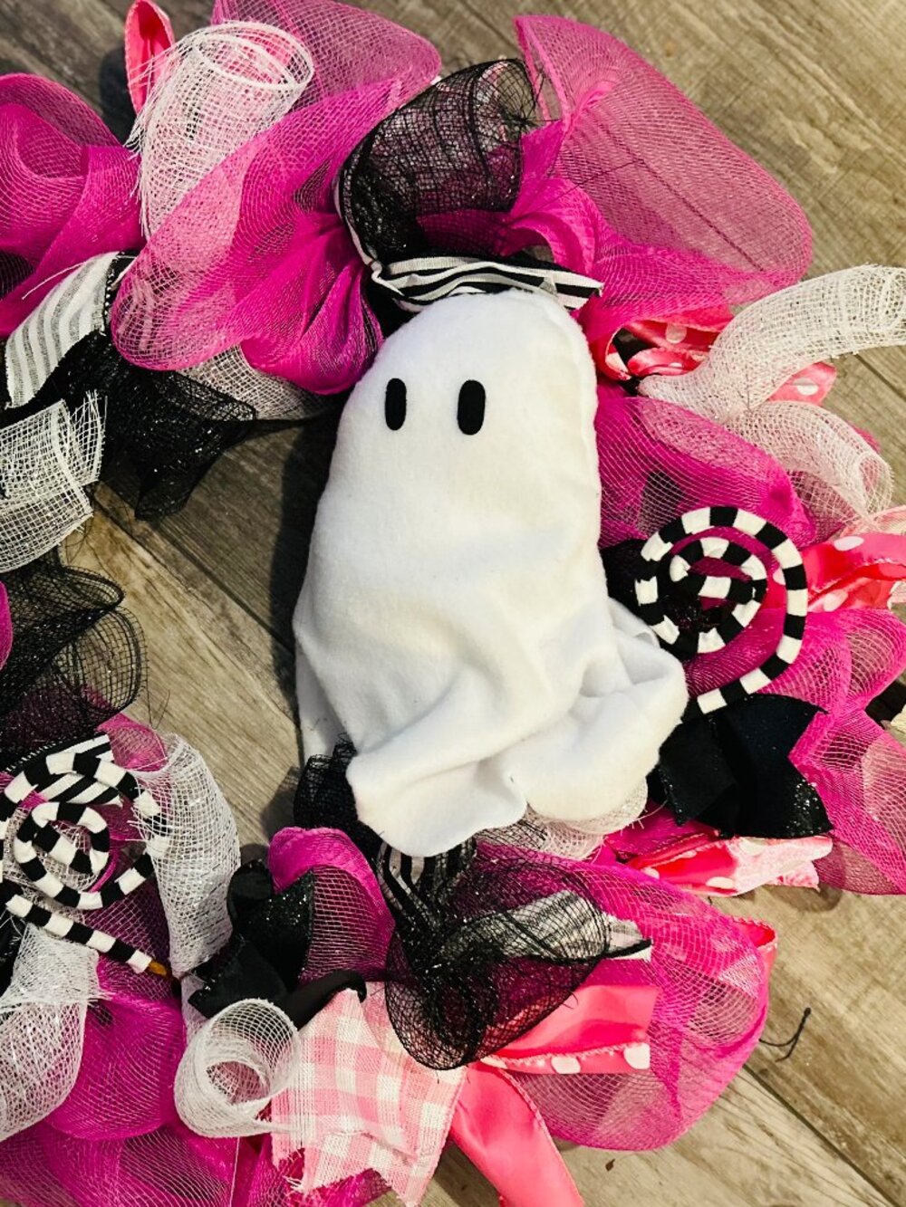 Halloween Ghosty Ghost Pink & Black 24 Inch Wreath - It Pops in Bright Colors - Picture 1 of 5